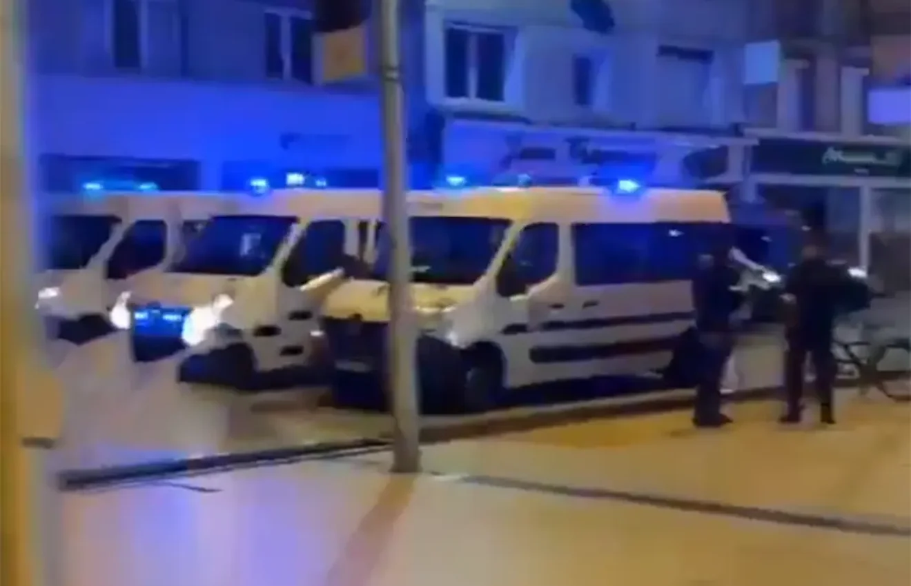 Γαλλία: Οργή για την πάνοπλη φύλαξη του ζαχαροπλαστείου της οικογένειας Μακρόν