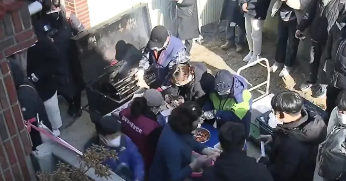 Νότια Κορέα: Μπάρμπεκιου με χοιρινό έξω από τζαμί | Αθλητικά στο LivePress.gr