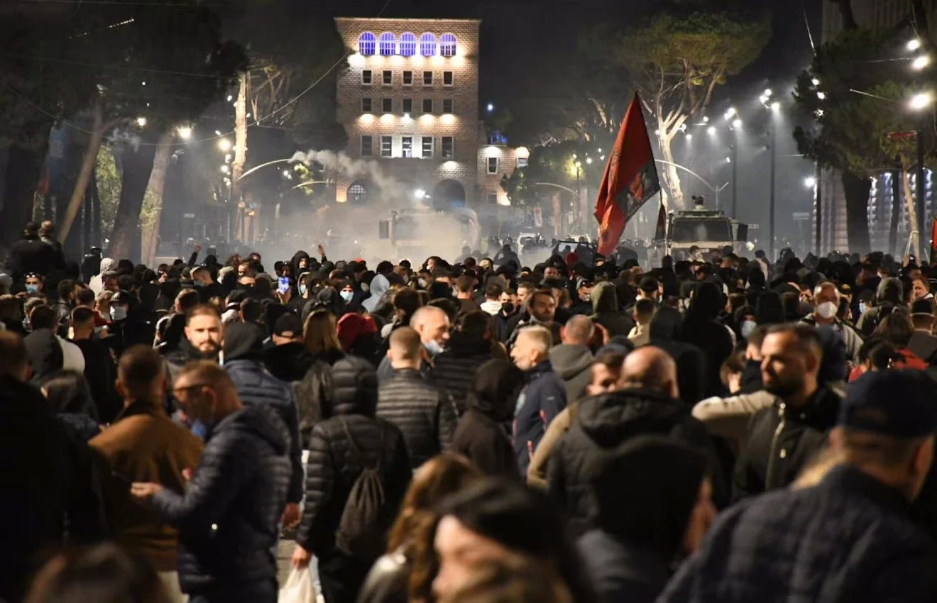 Έντι Ράμα υπό πίεση: Τι καταγράφουν οι New York Times για τις ταραχές στην Αλβανία