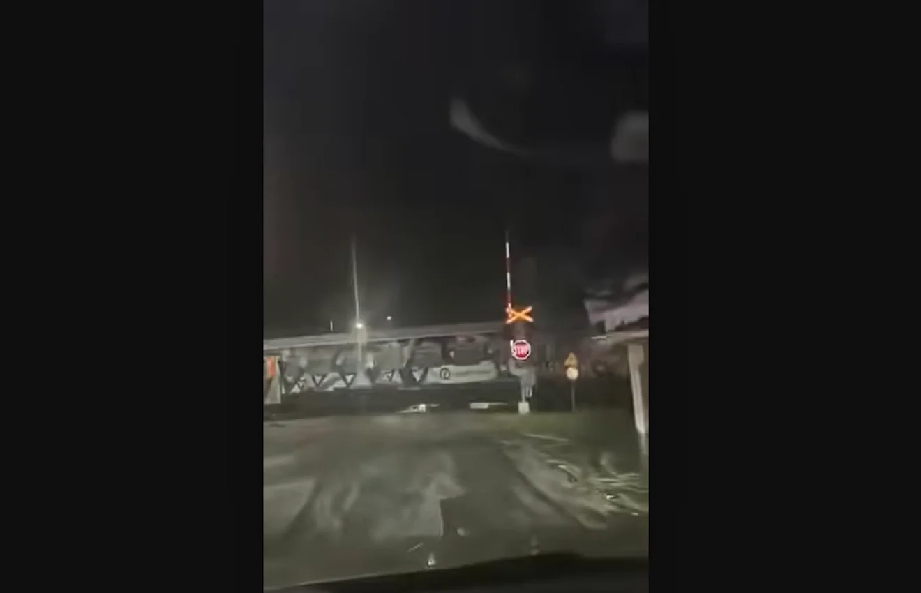 Λάρισα: Τρένο πέρασε διάβαση με ανεβασμένες τις μπάρες!