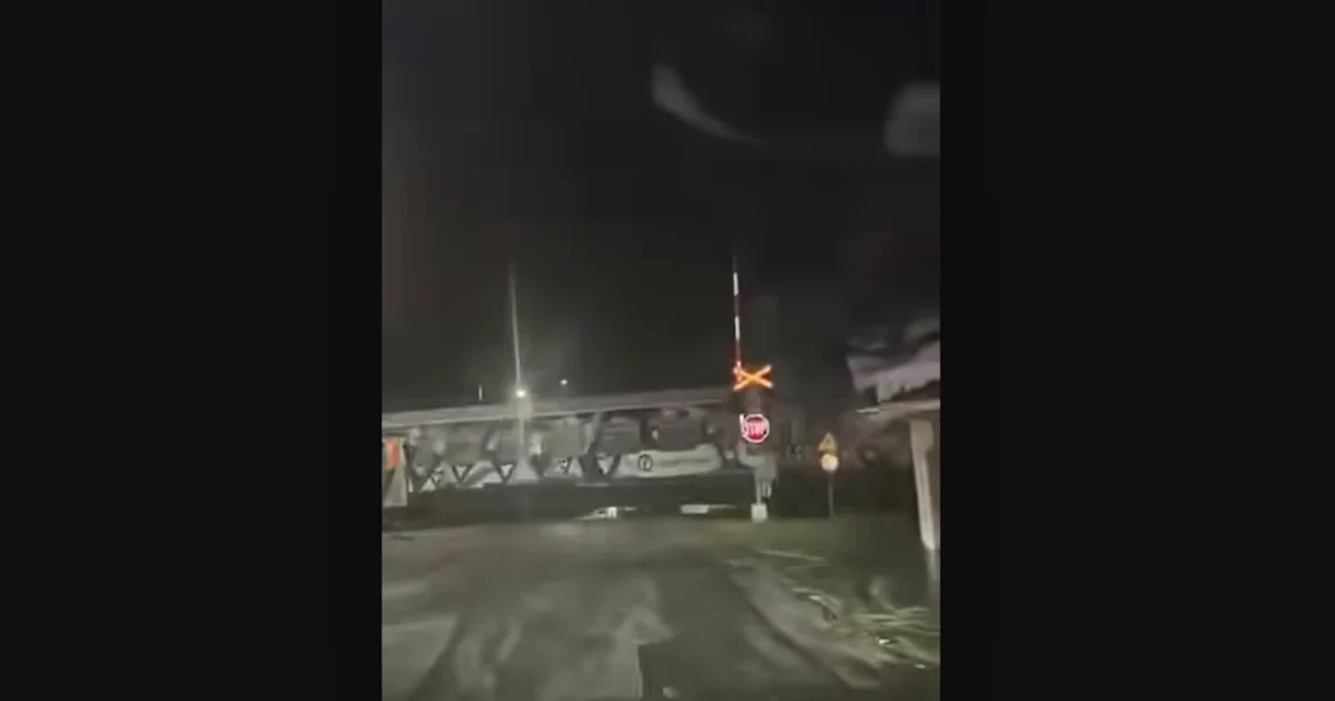 Λάρισα: Τρένο πέρασε διάβαση με ανεβασμένες τις μπάρες! | Αθλητικά στο LivePress.gr