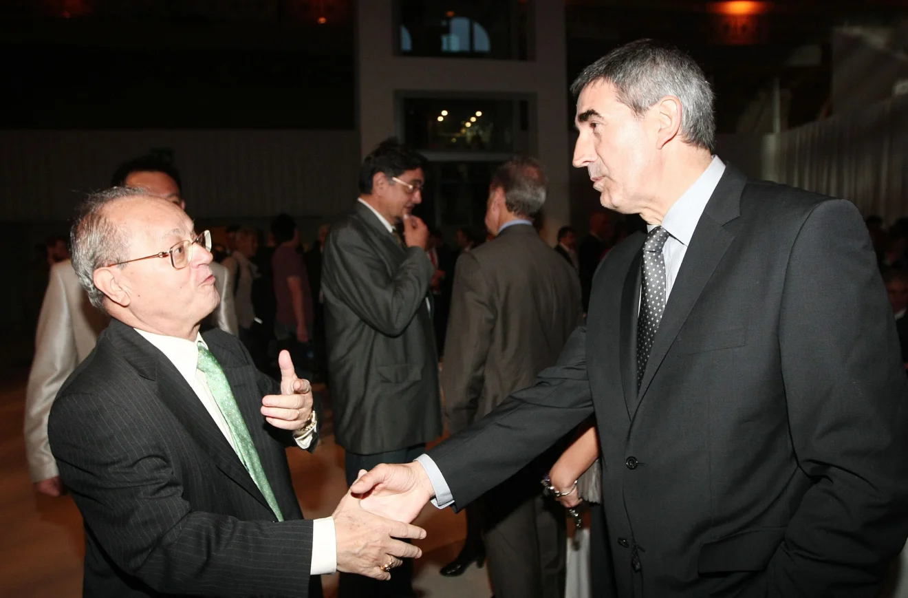 Μπορείς να κοιτάξεις στα μάτια τον Παύλο και τον Θανάση;