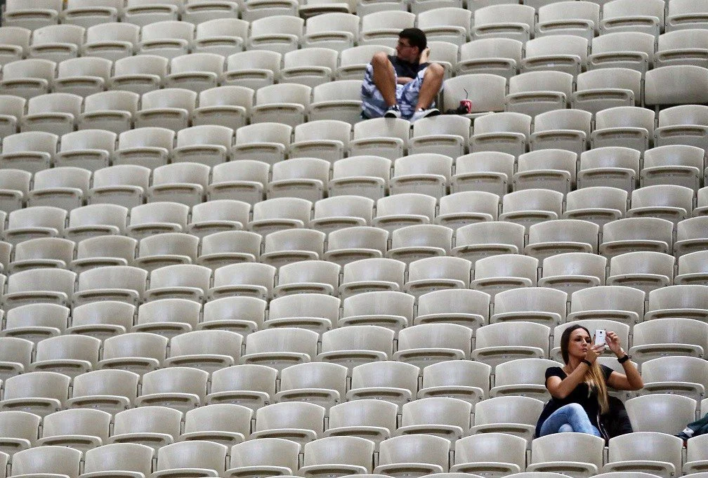 Καταρρέουν αλλά εφαρμόζουν τους νόμους