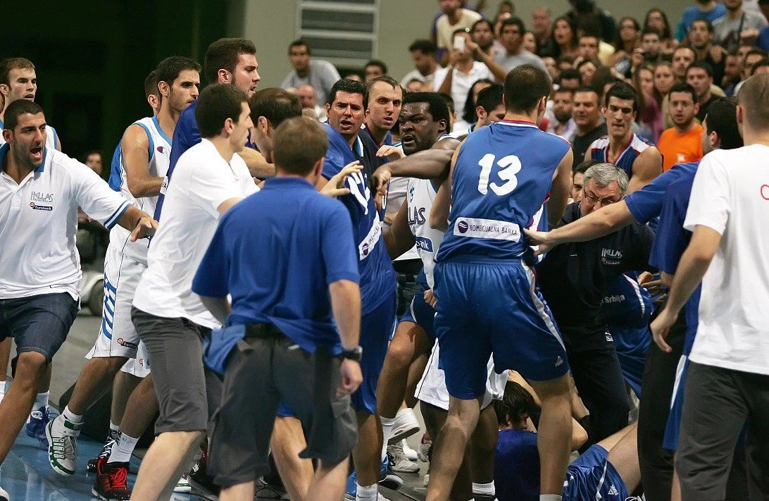 Ελλάδα - Σερβία: Οι μπουνιές που έβγαλαν... νοκ άουτ το ελληνικό μπάσκετ (vids)