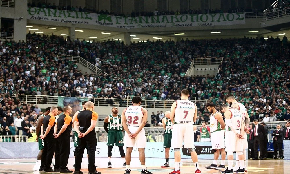 Λες και ήθελαν να τους φωνάξει ο Θανάσης και να τον ακούσουν!