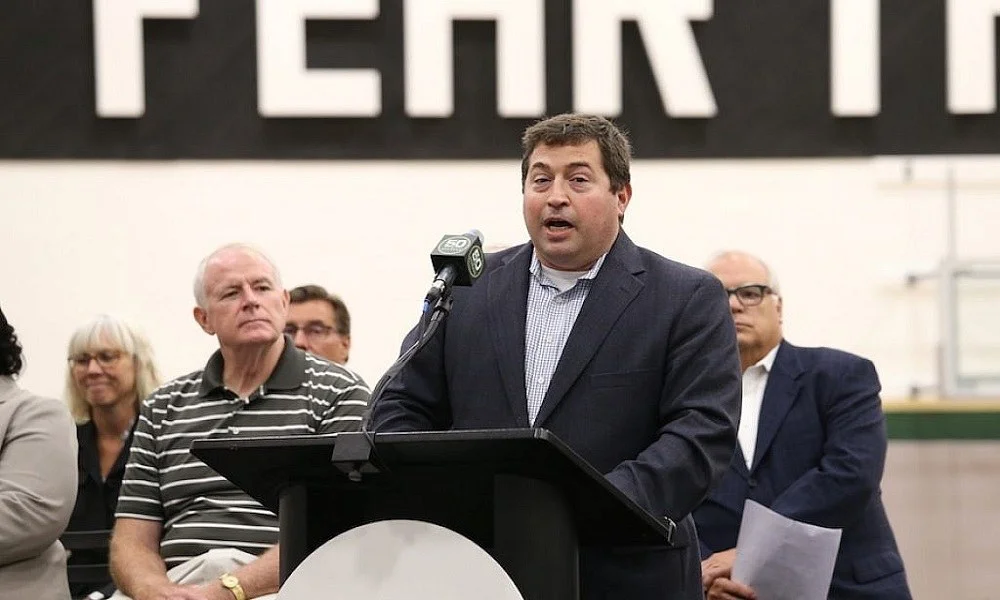 Ξέρετε σε ποιά ομάδα μπάσκετ είναι πρόεδρος ο κύριος;