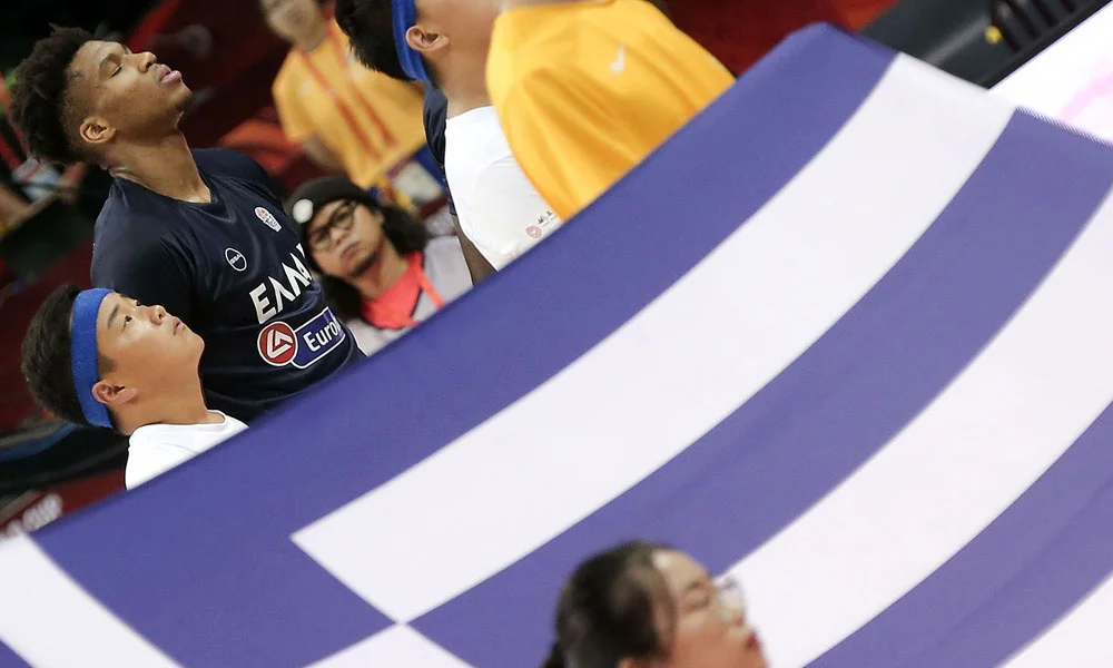 Την ιστορία την γράφουν (πάντα και μόνο) οι παρόντες
