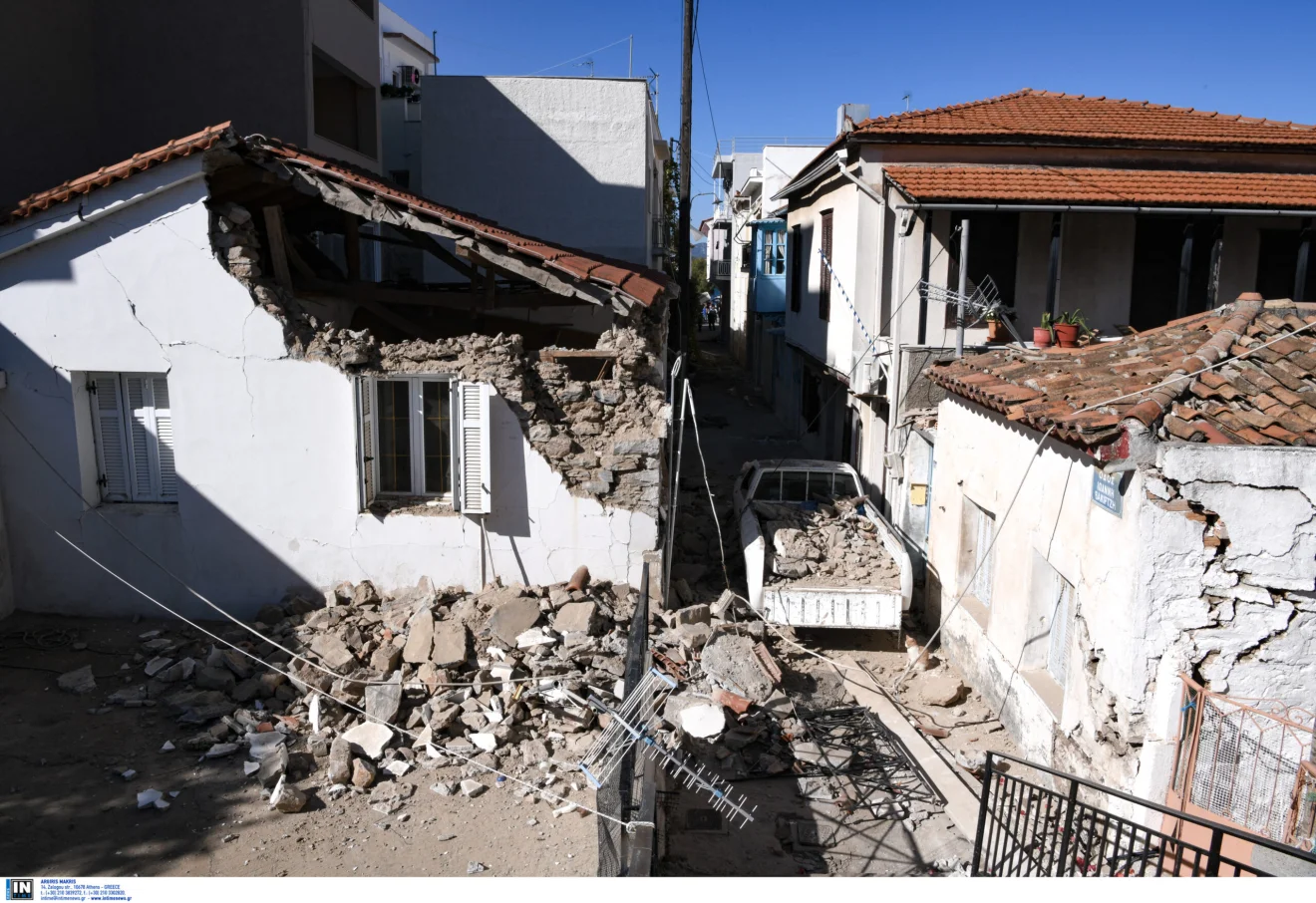 Ελλάδα...η χώρα στην οποία μπορείς να πεθάνεις ασφαλής φορώντας μάσκα...από πτώση τοίχου
