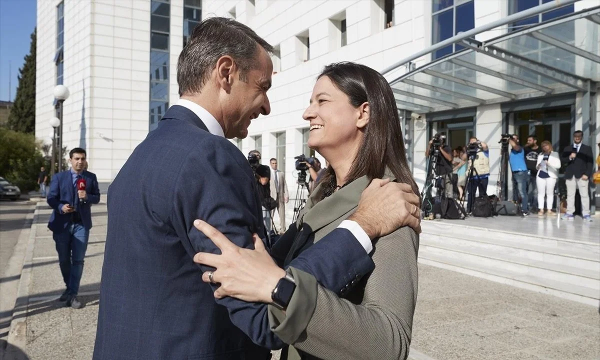 Μετά τα σχέδιο εκκένωσης της Κεραμέως, ο Μητσοτάκης πετάει γελαστός για το Yale