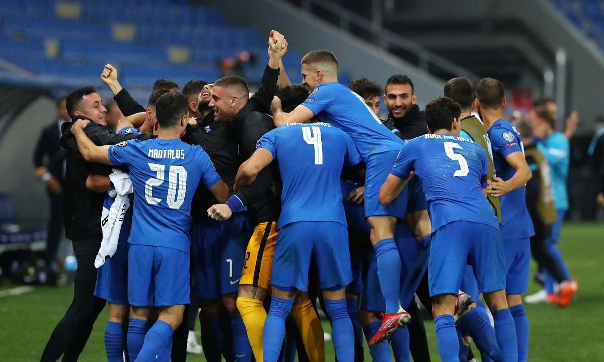 Μια αγκαλιά οι Ελληνες διεθνείς μετά τη νίκη στη Γεωργία