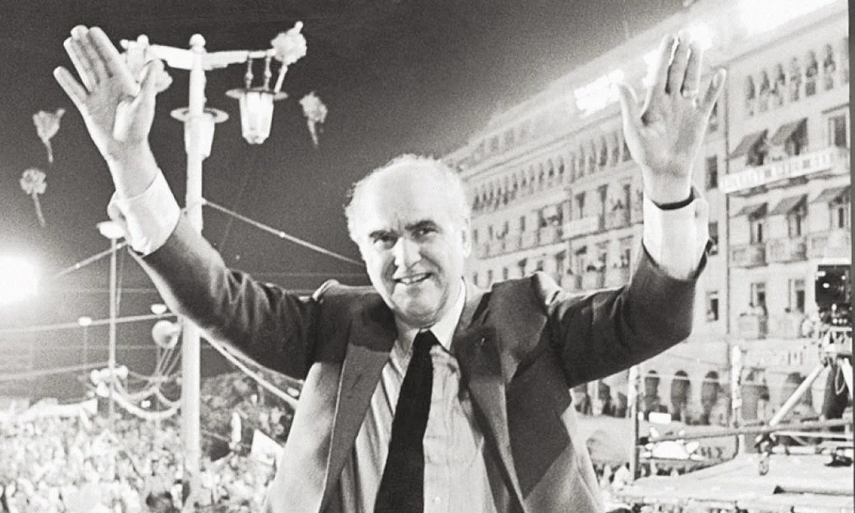 «Λαός, ΠΑΣΟΚ στην εξουσία». Το σύνθημα που έγινε πράξη τη νύχτα της 18ης Οκτωβρίου του 1981, ακριβώς σαράντα χρόνια πριν.