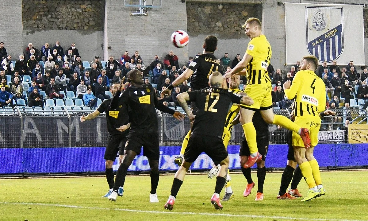 Ο Μπράμπετς κάνει το 1-0 για τον Άρη επί της Λαμίας με κεφαλιά