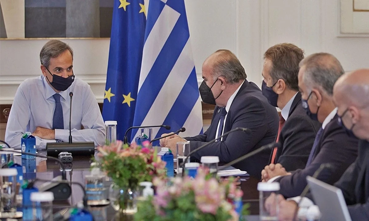 Ο Κυριάκος Μητσοτάκης πέταξε το μπαλάκι των ευθυνών στους εκπροσώπους εστίασης και εμπορίου, και τους κάλεσε να γίνουν «αστυνόμοι» στα μαγαζιά τους!