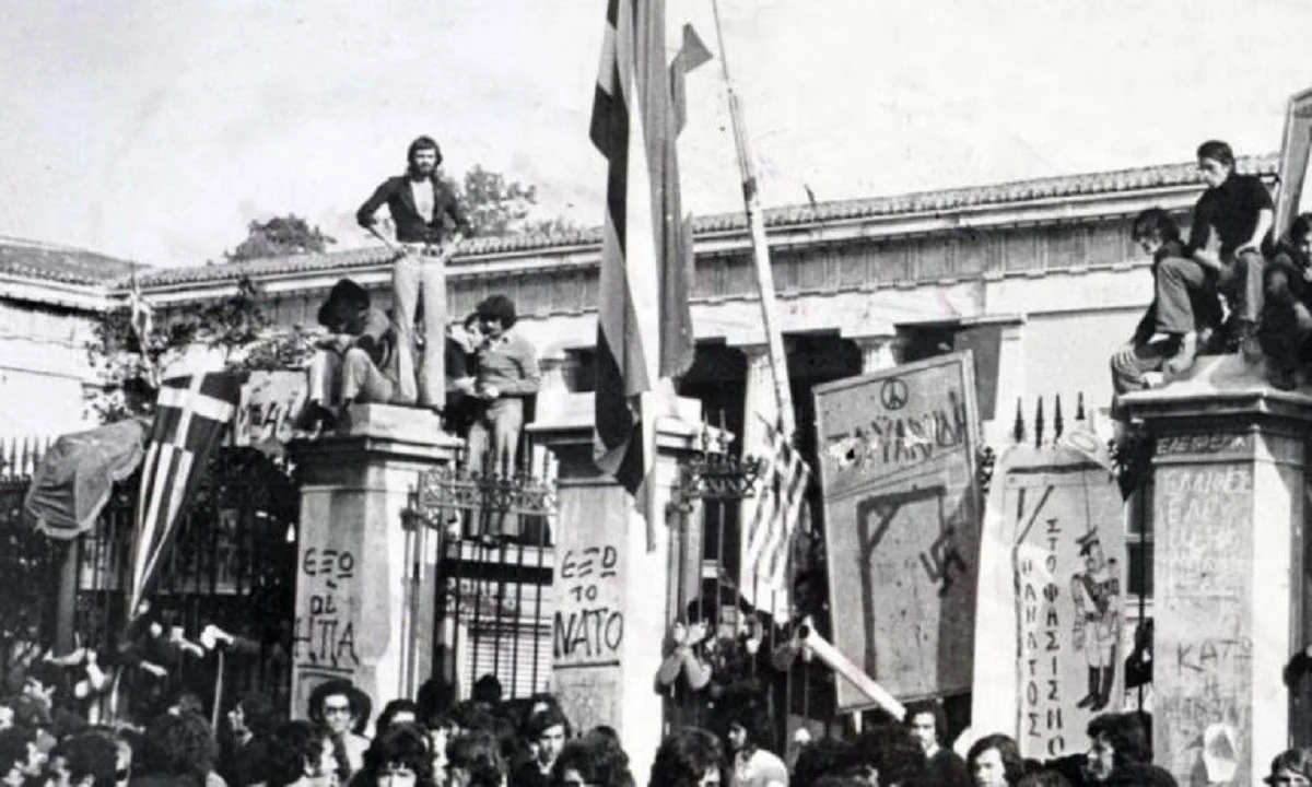 Το Πολυτεχνείο θα θυμίζει πάντα το ανήσυχο νεανικό πνεύμα απέναντι στον κάθε αντιήρωα της επταετίας από το 1967 ως το 1974. Τελεία και παύλα!