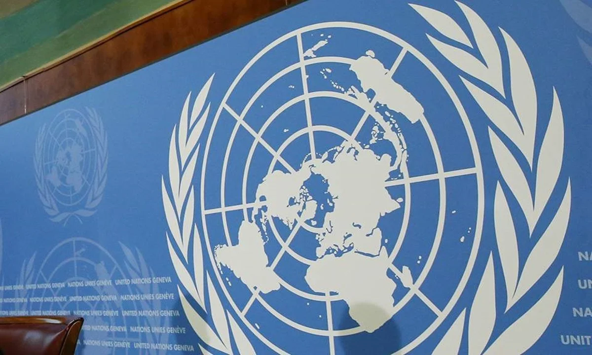 Ενώ ο ΟΗΕ τάσσεται κατά της καταπάτησης δικαιωμάτων και οριζόντιων προστίμων, ο Κυριάκος Μητσοτάκης χαράζει τον δικό του μοναχικό δρόμο...