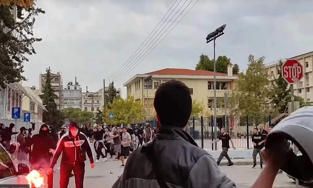 Ας μην κάνουμε τους έκπληκτους με όσα συμβαίνουν με τα αυξανόμενα περιστατικά βίας σε ΕΠΑΛ. Τα παιδιά καθρεφτίζουν την κοινωνία των μεγάλων. Σπείραμε ανέμους και τώρα θερίζουμε θύελλες.