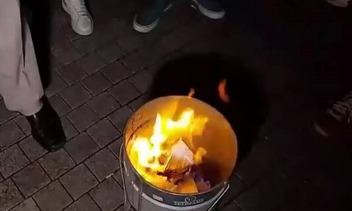Ρεσιτάλ υποκρισίας. Οι ίδιοι κύκλοι που αγανάκτησαν με την (απαράδεκτη) καύση στο βιβλίο του Ευγένιου Τριβιζά, σφυρίζουν αδιάφορα για την προσβολή θρησκευτικών και εθνικών συμβόλων!
