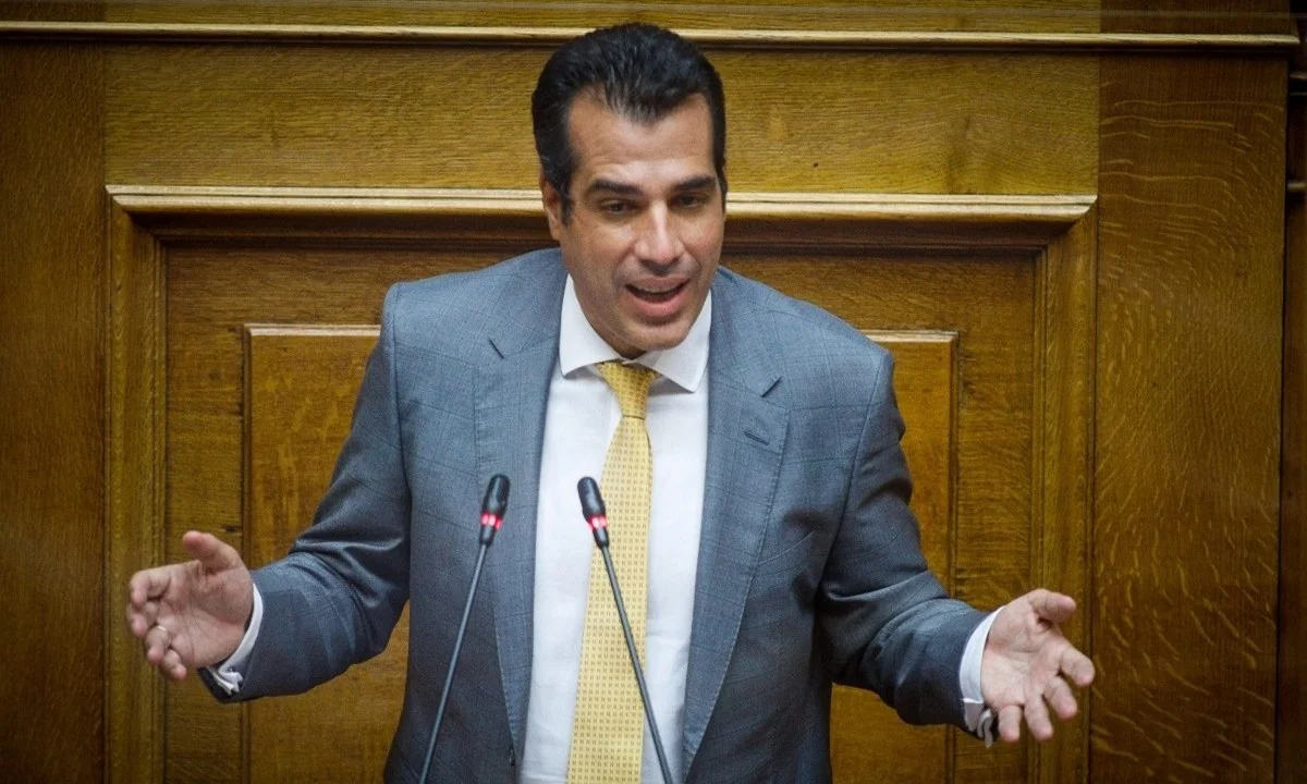 Ο Θ. Πλεύρης ξεπέρασε κάθε όριο βάζοντας το «μαχαίρι στο λαιμό» των υγειονομικών σε αναστολή, και διαμηνύοντας πως αν δεν εμβολιαστούν δεν πρόκειται να επιστρέψουν στις δουλειές τους, ούτε μετά το πέρας της πανδημίας!