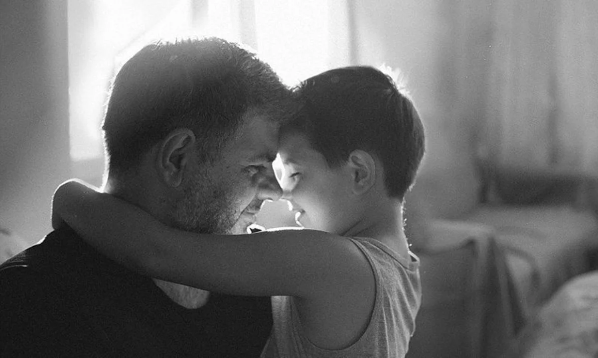 Σε μια ημέρα που τιμάται η αγκαλιά, ας αναλογιστούμε πόσοι πατεράδες έχουν στερηθεί άδικα την αγκαλιά του παιδιού τους.