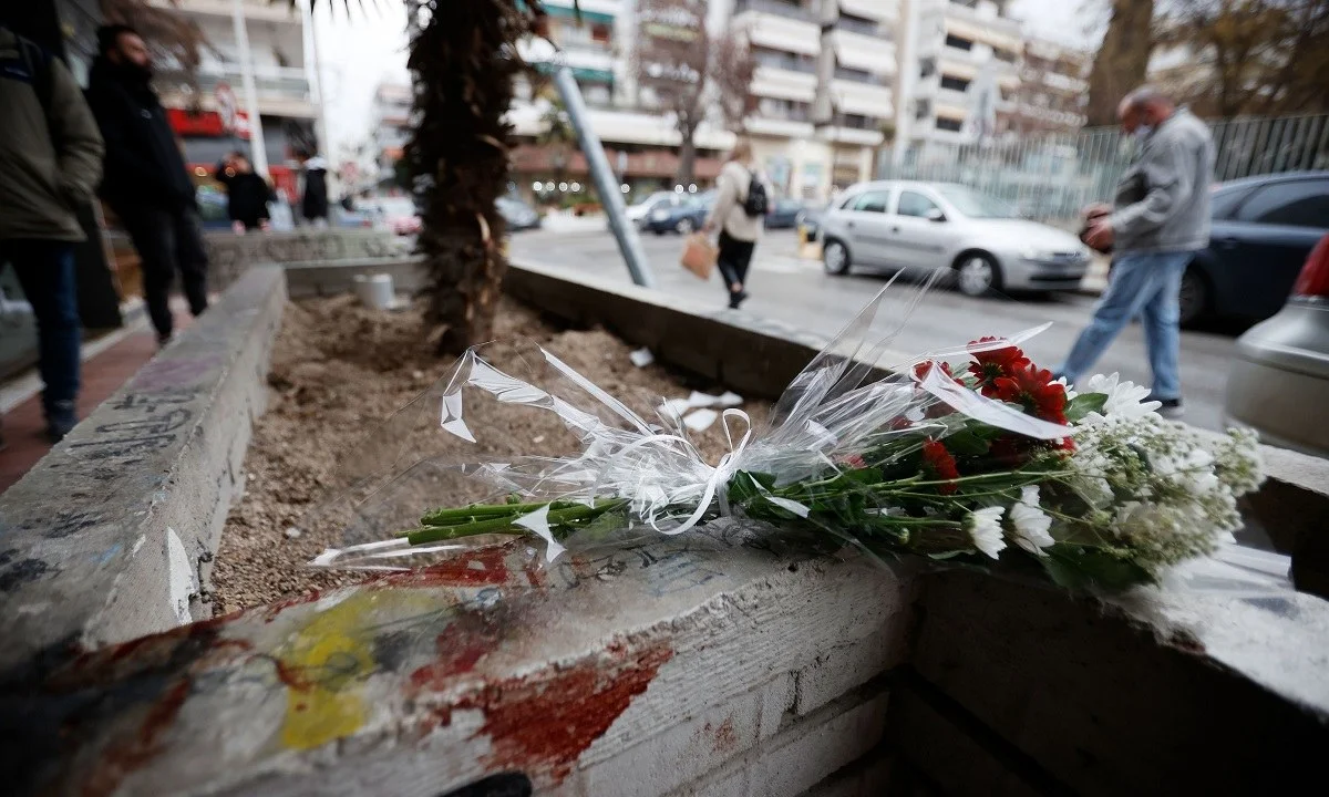 Κανονικά στην Ελλάδα όπως και σε κάθε νορμάλ χώρα που έχει αρχές και μέλλον (άγνωστη λέξη για τη χώρα μας) θα έπρεπε να έχουμε πένθος και περισυλλογή.