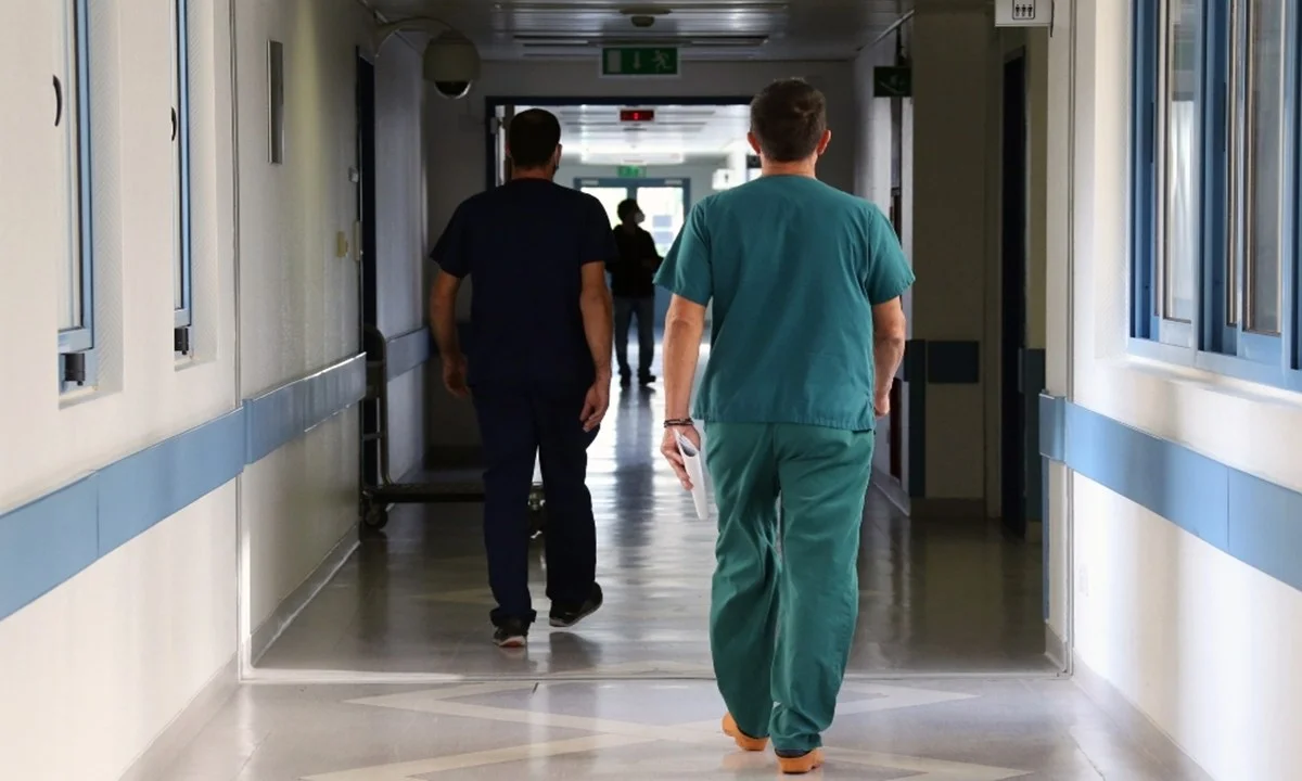 Η απόλυτη κοροϊδία: H κυβέρνηση κάνει τα στραβά μάτια στους 10.000 υγειονομικούς «αρνητές» της 3ης δόσης, και την ίδια στιγμή δείχνει τον δρόμο της απόλυσης στους 6.000 που βρίσκονται σε αναστολή, επειδή είναι... «αρνητές».