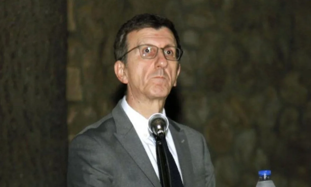 Ο Άρης Πορτοσάλτε βαδίζει στα υπερήφανα χνάρια του Θόδωρου Σκυλακάκη, και καλεί τους παρακατιανούς των «500 ευρώ» να πάρουν λεωφορείο και να μην γκρινιάζουν.