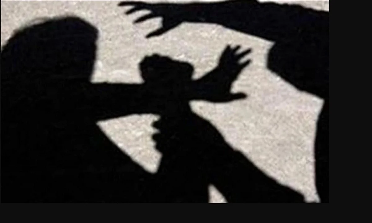 Είναι αδιανόητα όσα γίνονται και φανερώνουν ότι όχι απλώς έχουμε πιάσει πάτο ως κοινωνία αλλά το συνηθίσαμε κιόλας.