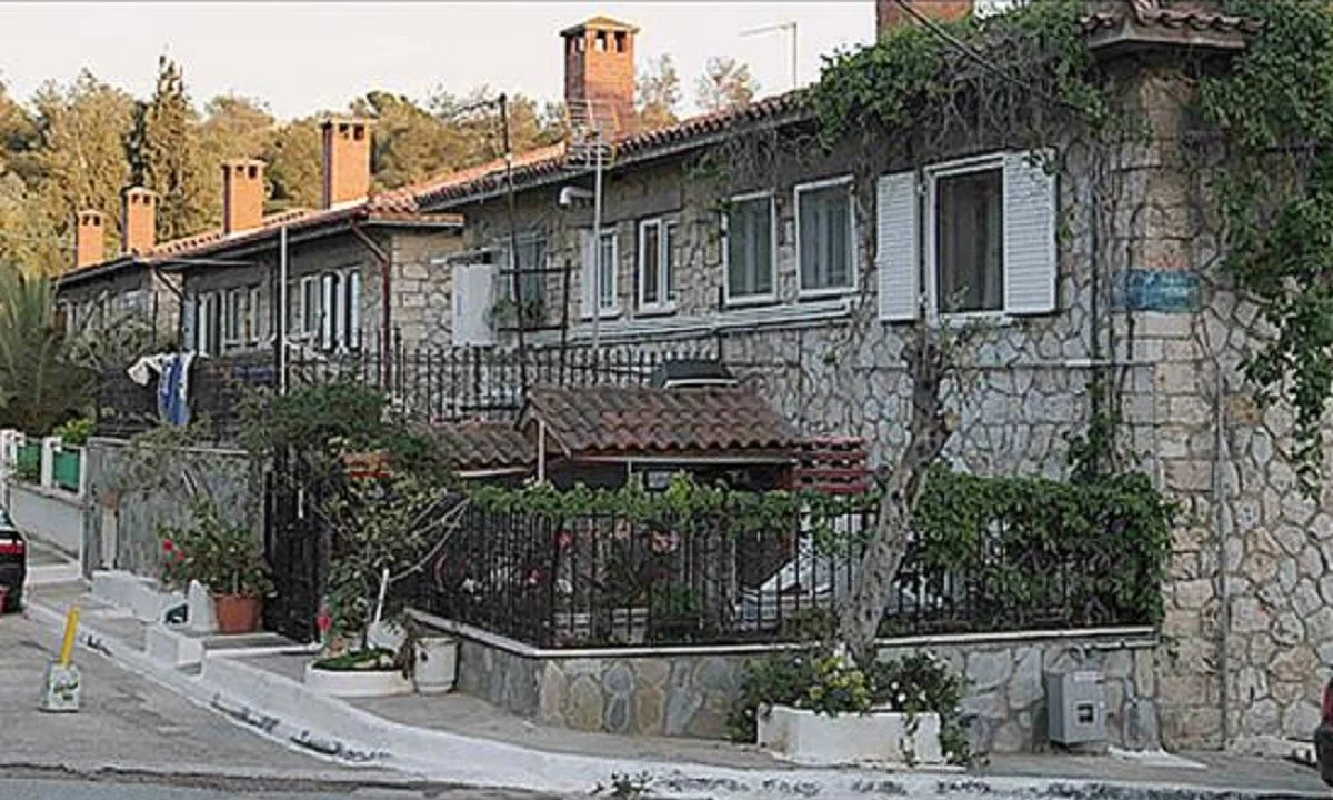 Για όσους έχουμε γεννηθεί, μεγαλώσει και παίξει στα Πετράλωνα αυτή η αλλαγή στη φυσιογνωμία της περιοχής είναι λίγο σοκαριστική.