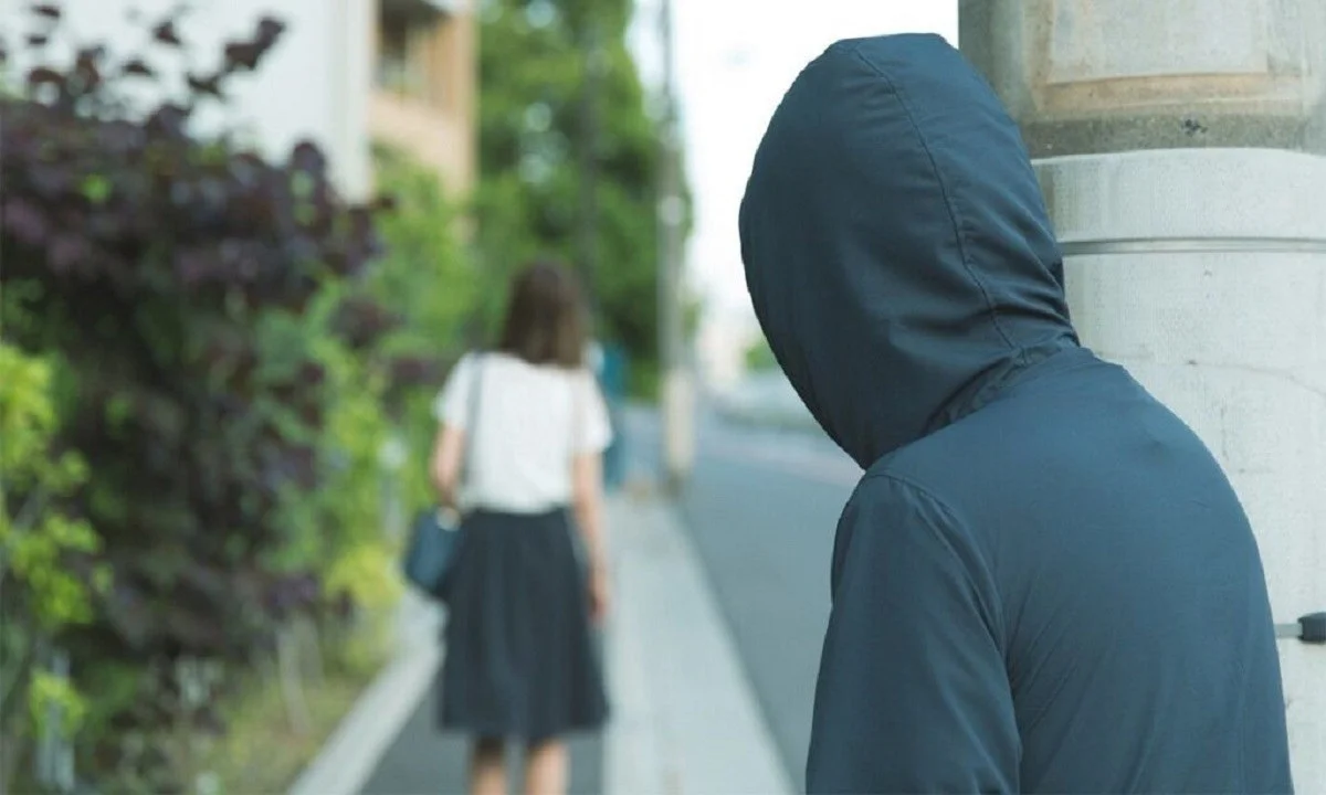 Ως stalking προσδιορίζεται η ανεπιθύμητη ή και επαναλαμβανόμενη παρακολούθηση από άτομο ή ομάδα προς άλλο άτομο.