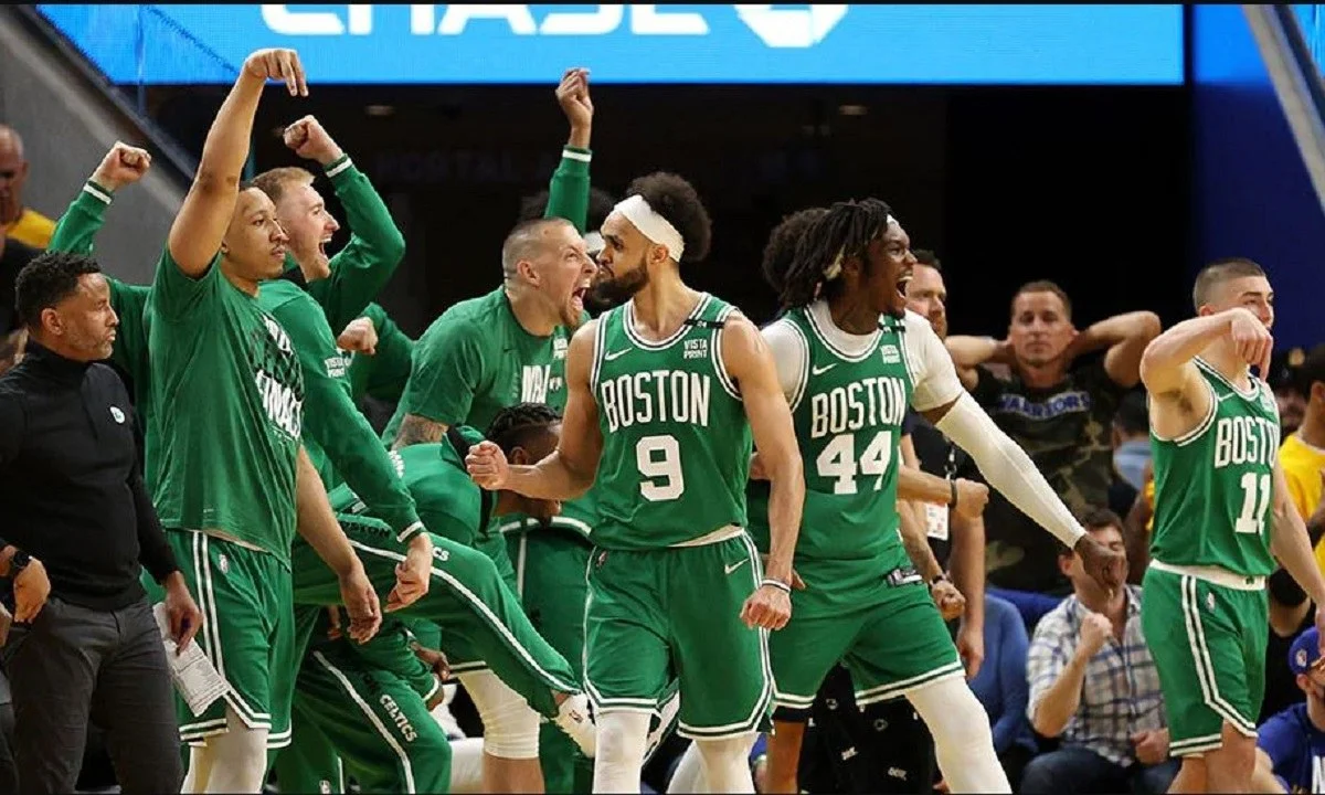 Το Game 1 των τελικών του NBA πήγε στην πλευρά των Σέλτικς έστω κι αν μετά τις πρώτες τρεις περιόδους τίποτα δεν το προμήνυε.