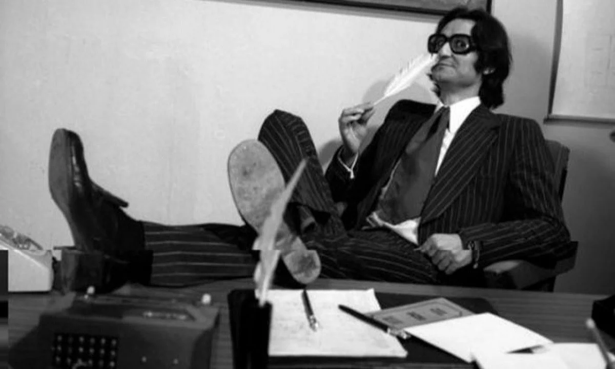 Ήταν 4 Ιουνίου του 2007 όταν ο Σωτήρης Μουστάκας, που είχε χτυπηθεί από καρκίνο φεύγει από τη ζωή συνεπεία λοίμωξης του αναπνευστικού.