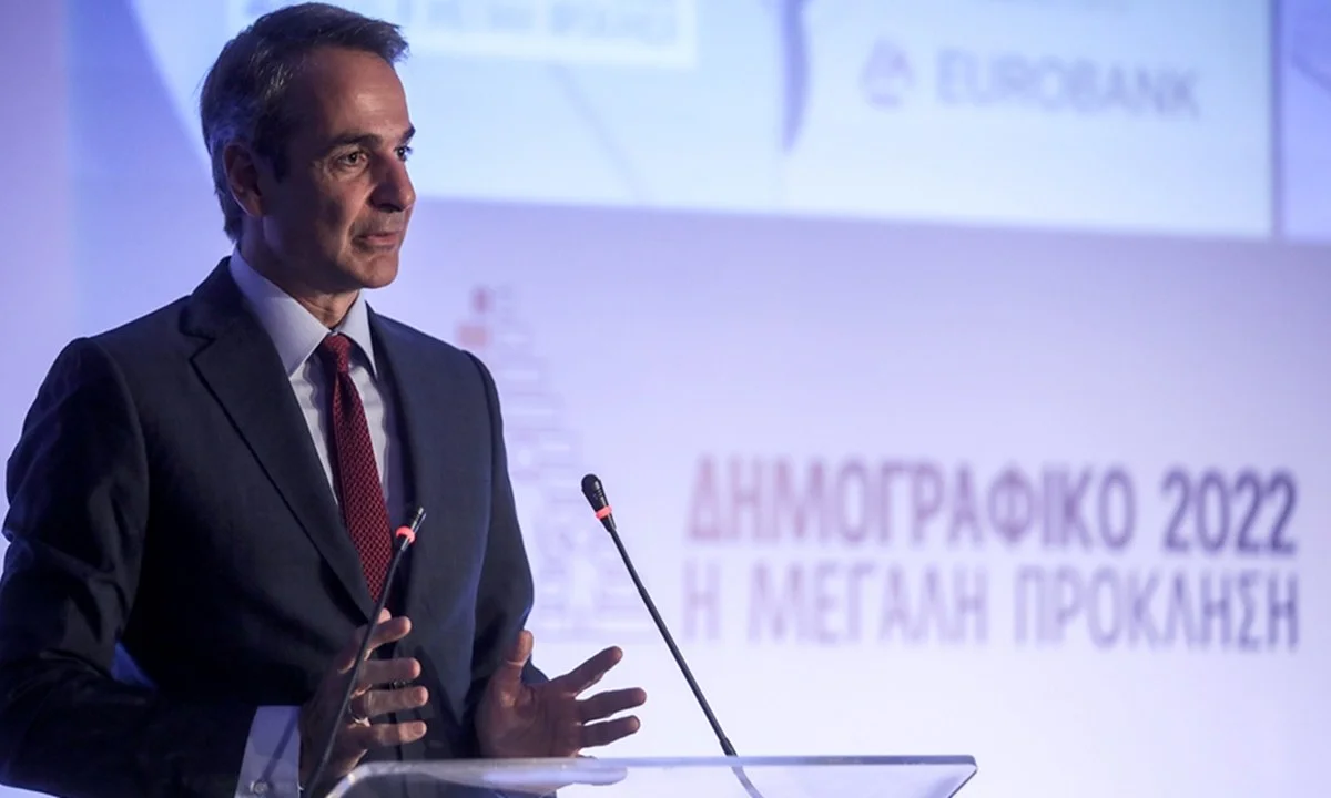 Ελληνοποιήσεις αντί για γεννήσεις παιδιών. Ο Κυριάκος Μητσοτάκης «λύνει» το δημογραφικό με μια Ελλάδα δίχως Έλληνες, και το λέει χωρίς περιστροφές.