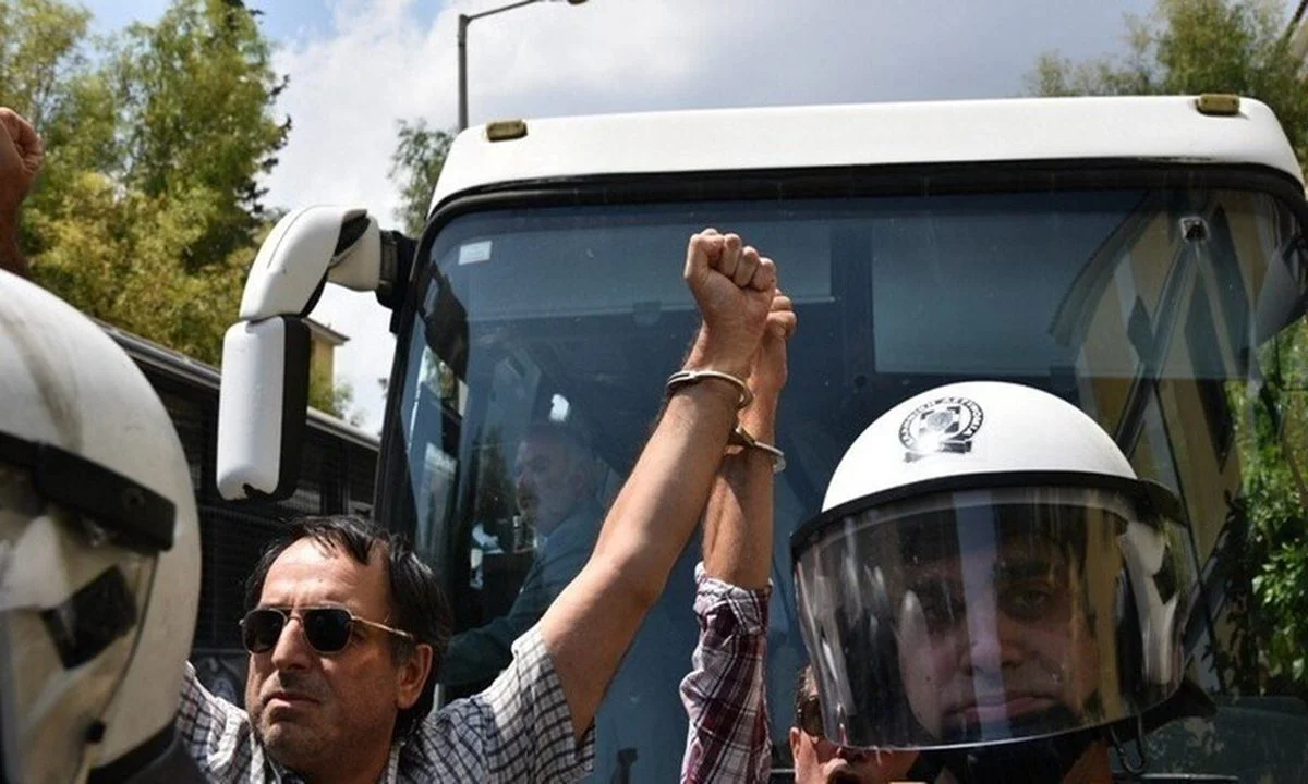Μόνο ντροπή πρέπει να νοιώθουμε ως κράτος για τις συλλήψεις και τις κατηγορίες στους χθεσινούς ήρωες της Υγείας. Οι υγειονομικοί για όλους μας.