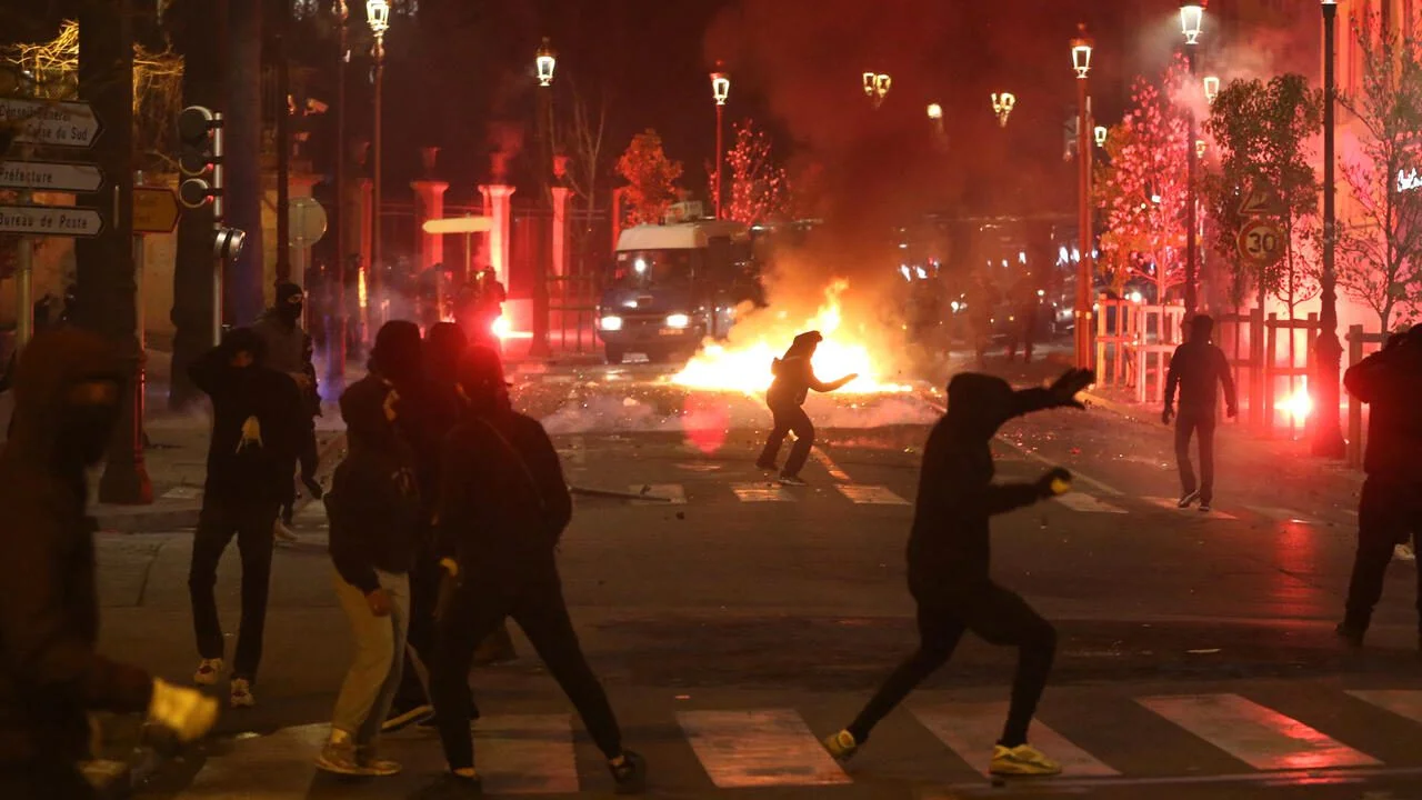 H αυτοκτονική πολιτική που ακολουθεί η Ευρωπαϊκή Ένωση μας οδηγεί σε κοινωνικές εκρήξεις άνευ προηγουμένου - Η Ελλάδα παραμένει ανοχύρωτη μπροστά σε έναν τέτοιο εφιάλτη.