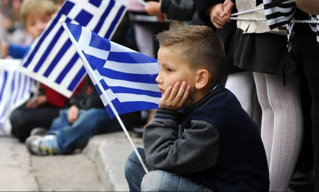 Μέσα σε μια δωδεκαετία η υπογεννητικότητα «εξαφάνισε» 27.000 παιδιά από τα θρανία - Κράτος και κοινωνία μετατρέπουν την χώρα σε ένα απέραντο γηροκομείο.