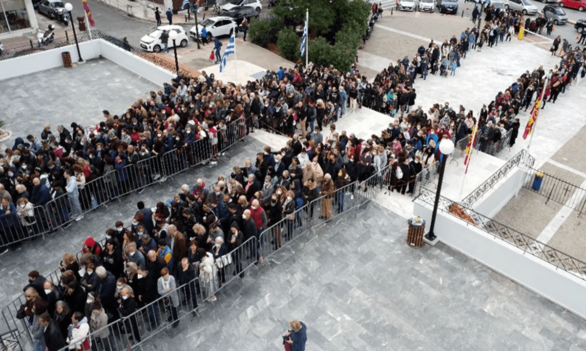 Σε πείσμα του πολέμου που γίνεται ενάντια στην Ορθόδοξη πίστη, εκατοντάδες χιλιάδες πιστών κατέκλυσαν το προσκύνημα της Αγίας Ζώνης, στον Πειραιά.