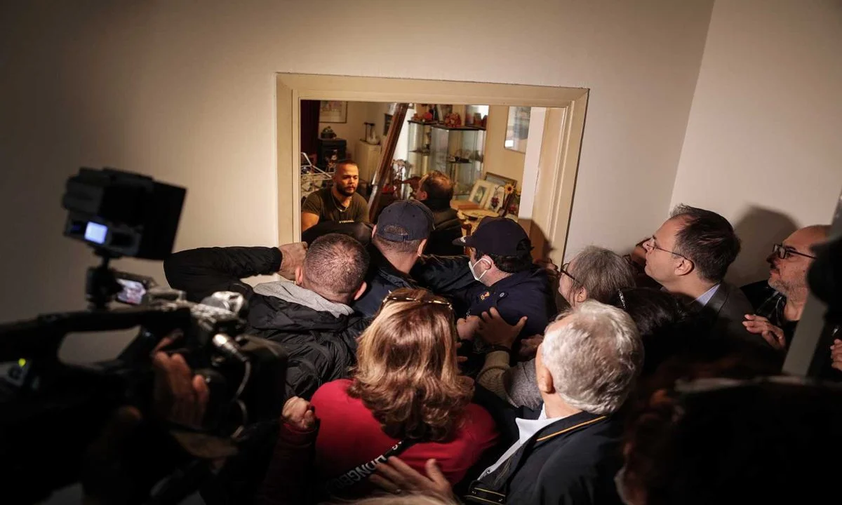 «Κανένα σπίτι στα χέρια Έλληνα πολίτη» είναι το σλόγκαν που θα ταίριαζε απόλυτα στην κυβέρνηση. Οι πλειστηριασμοί είναι η αιχμή της ωμής κρατικής βίας.
