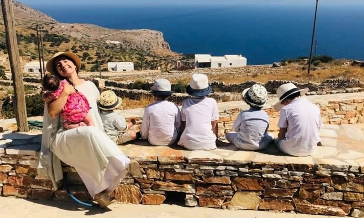 Μητέρα 6 παιδιών και παιδί οικογένειας 13 παιδιών, η Σωτηρία Παλιάκη από τη Σίφνο μιλά εφ' όλης της ύλης για το μεγαλείο της πολύτεκνης οικογένειας.