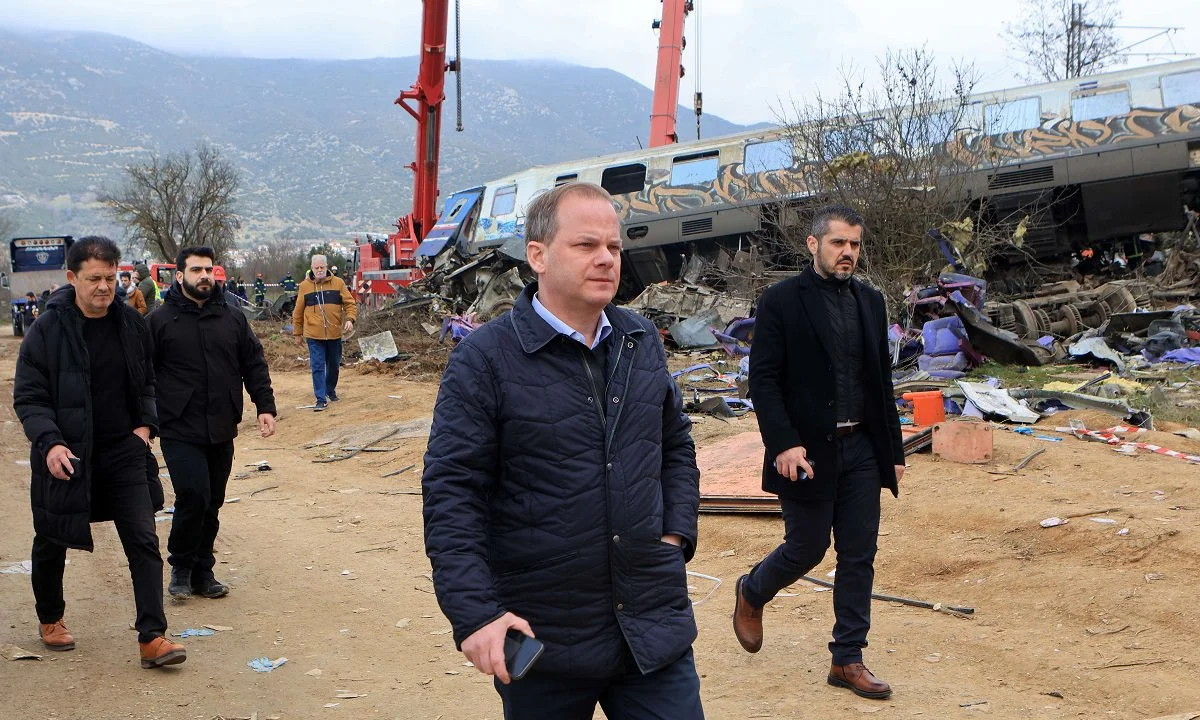 Το ότι μετά την τραγωδία στα Τέμπη παραιτήθηκε ο υπουργός Μεταφορών και Υποδομών, Κώστας Καραμανλής  δε σημαίνει ότι έκλεισε η υπόθεση.