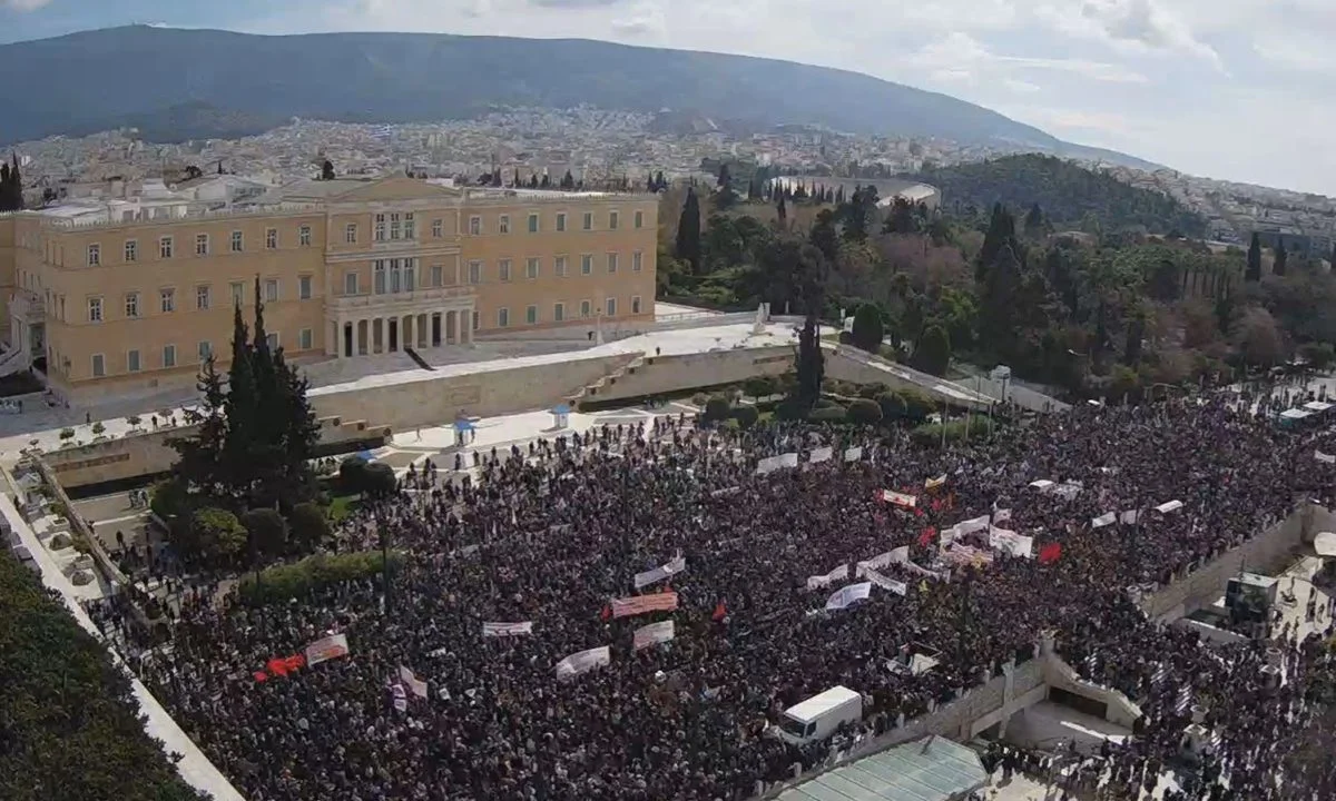 Αν οι νέοι που αντιδρούν για τα Τέμπη αναλωθούν στις καταδίκες και δεν αποκτήσουν πολιτικοποιημένη σκέψη, τότε τίποτα δεν πρόκειται να αλλάξει προς το καλύτερο.