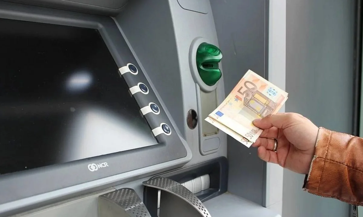 Τεχνητή η ακρίβεια - Σαρώνονται και οι τελευταίες αποταμιεύσεις των ελληνικών νοικοκυριών - Φτωχοποιούν τον κόσμο για να υποδεχθεί το ψηφιακό νόμισμα.