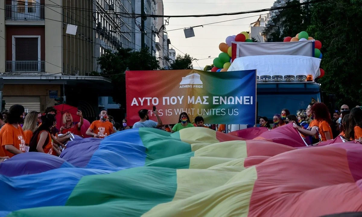 Athens Pride: Ένα άρρωστο κράτος και μια νοσηρή κοινωνία έχουν ξορκίσει όλα τα υψηλά ιδανικά και πλέον γιορτάζουν για τις «κατακτήσεις» της κρεβατοκάμαρας.