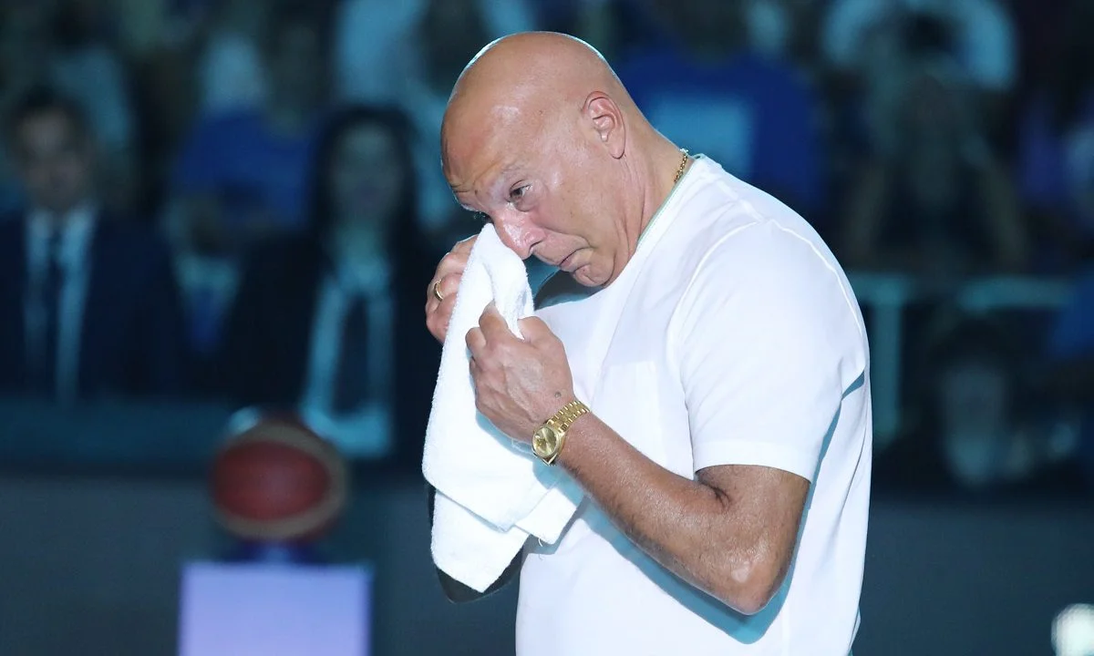 Ποιος άλλος μπορεί να συγκινεί και να ενώνει ένα ολόκληρο Έθνος έχοντας αποσυρθεί σχεδόν 30 ολόκληρα χρόνια πριν, Μόνος Νίκος Γκάλης.