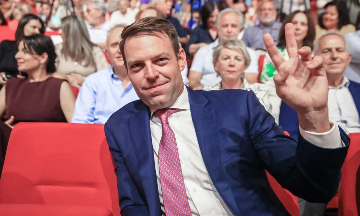 Πολιτικοί και πολίτες μετέτρεψαν την πολιτική σε «showbiz» - Ο Στέφανος Κασσελάκης έστησε μια ολόκληρη πολιτική καμπάνια με όρους reality.
