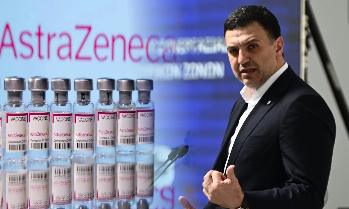 Παρά τις καταγγελίες μέλους του ΕΟΦ για αποσιώπηση παρενεργειών του AstraZeneca, ο τότε υπουργός Υγείας «μπάζωσε» την αλήθεια.