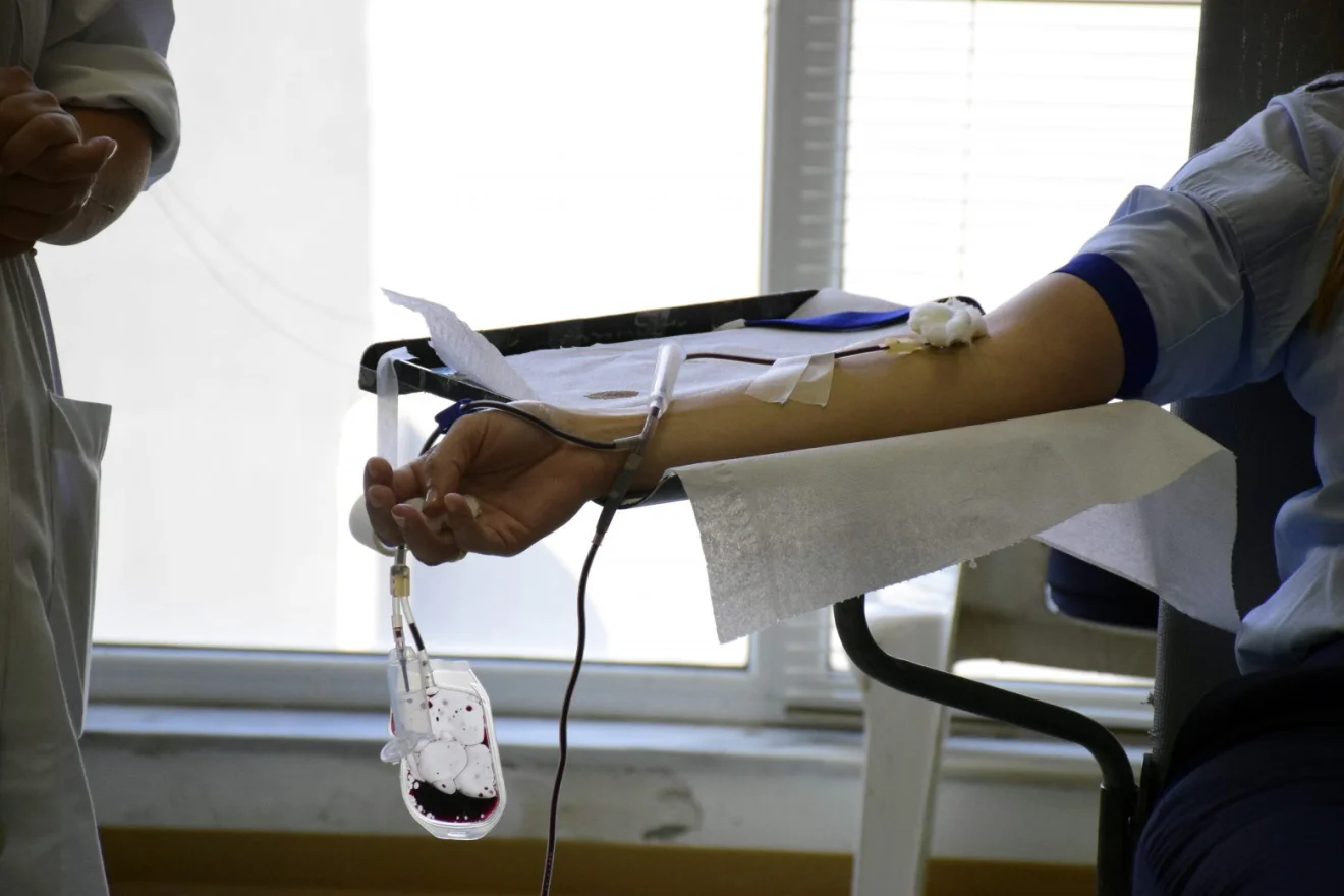 Με νομοσχέδιο η κυβέρνηση στήνει εμπόριο αίματος για τις φαρμακευτικές και καταργεί τις κρατικές υπηρεσίες που το ελέγχουν!
