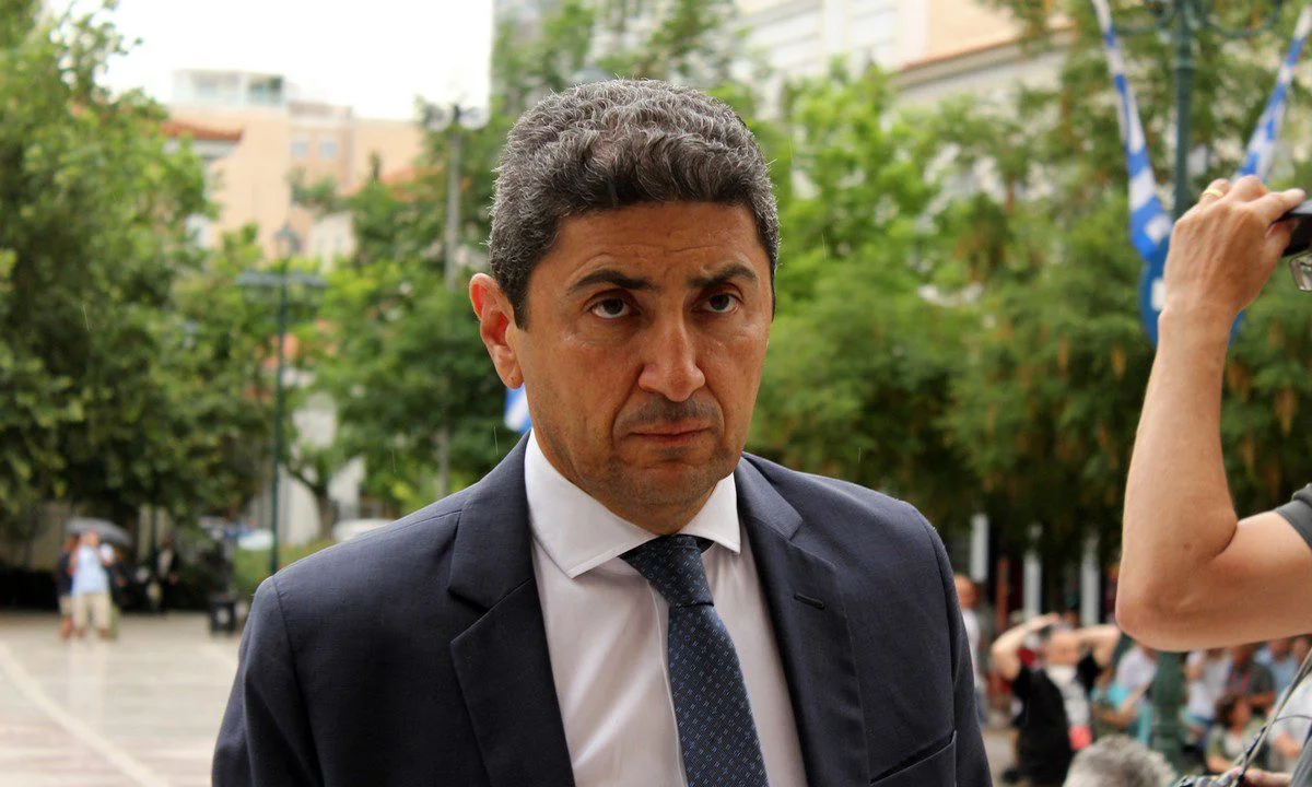 Ο Λευτέρης Αυγενάκης. Ο άντρας ο βαρύς, ο «μπόλικος», ο ασήκωτος, ο «ξέρεις ποιος είμαι εγώ». Και αναρωτιέσαι. Τι είναι χειρότερο. Οτι χτυπάει έναν υπάλληλο που ακολουθεί το πρωτόκολλο της εταιρίας που εργάζεται, ή η μ@λ@κι@ που μας δέρνει, δίνοντας ασ…