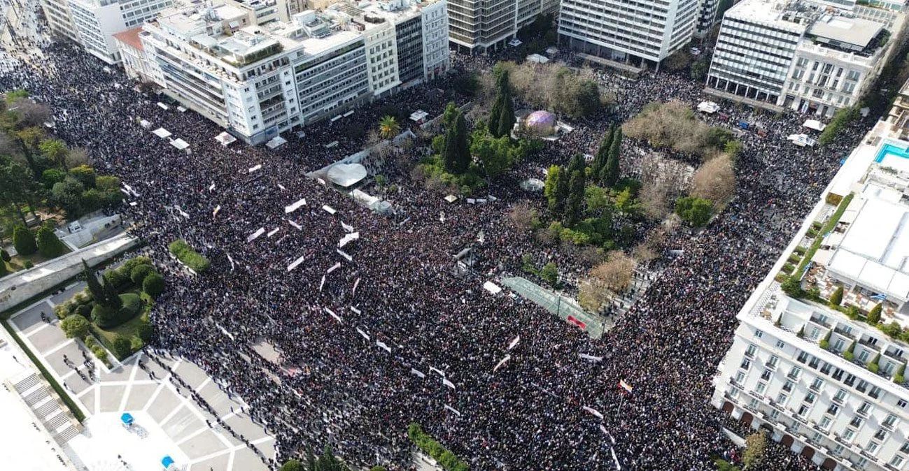 Οι μεγαλειώδεις συγκεντρώσεις εντός και εκτός Ελλάδας έδειξαν ότι ο Έλληνας έχει συνδέσει τη μοίρα της υπόθεσης των Τεμπών με τη δική του.