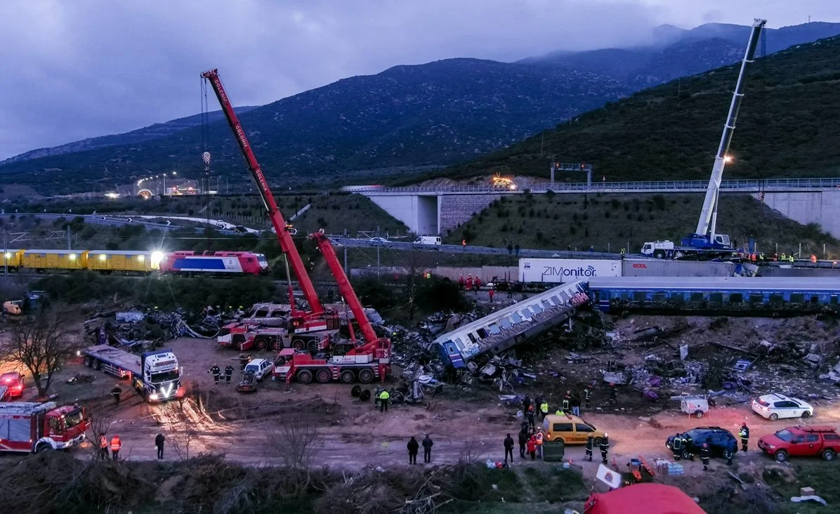 Τέμπη: Σύγκρουση - έκρηξη - συγκάλυψη: Αυτό είναι το τρίπτυχο του εγκλήματος που δεν επιτρέπεται να αποσιωπηθεί σε κανένα από τα 3 μέρη του.