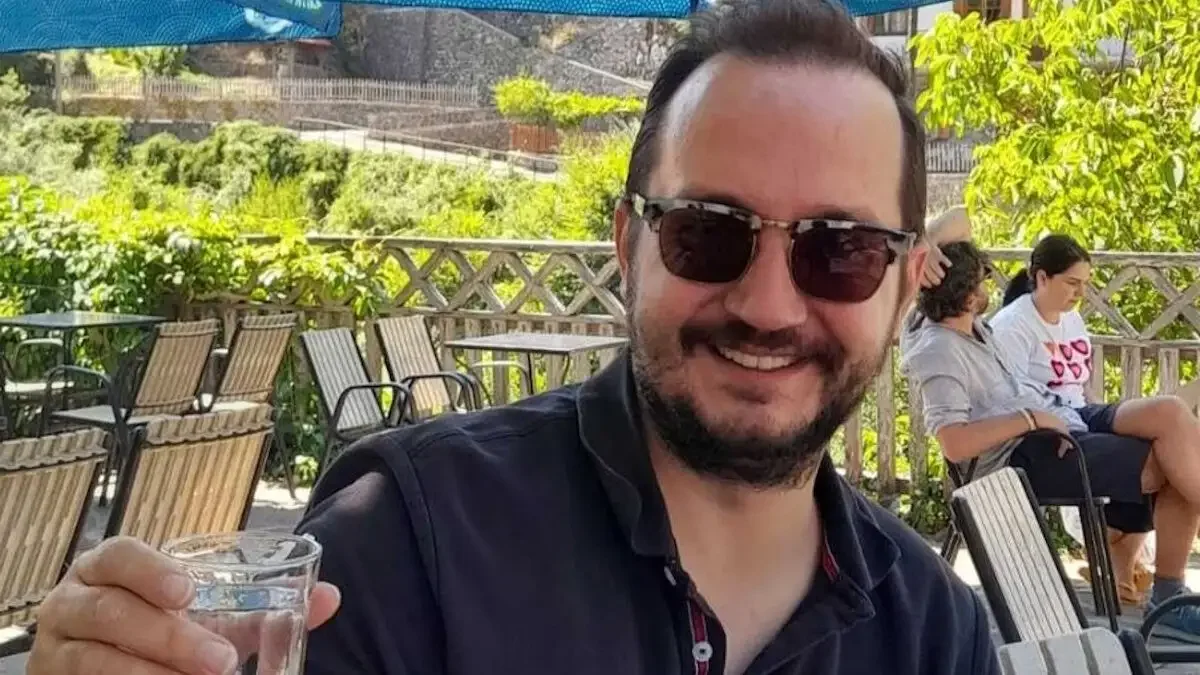 Το χαμόγελο του Βασίλη μας κερνάει λίγο από τη χαρά που απολαμβάνει στον παράδεισο - Αντικρύζουμε με δέος εκείνον και την ηρωίδα μητέρα του.